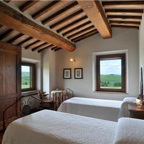 4 Bedroom Villa with Pool near Val d'Orcia, sleeps 8